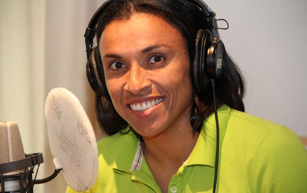 Marta em programa de rádio na Suécia' (Foto: Divulgação)