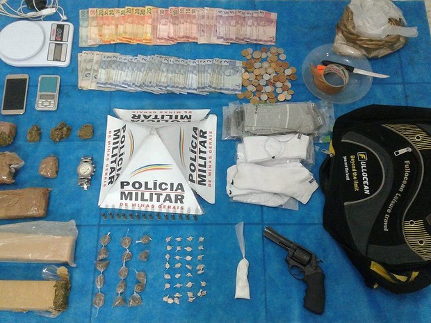 Materiais apreendidos foram levados para a Delegacia de Plantão de Juiz de Fora (Foto: Polícia Militar/Divulgação)
