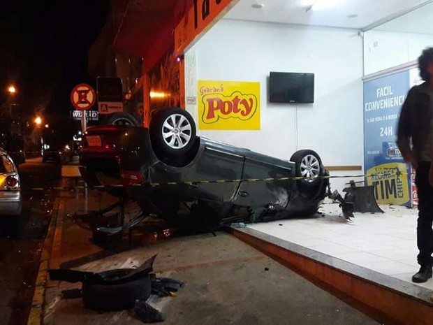 Motorista invadiu loja de conveniência em Lins (Foto: Site J. Serafim Show/Divulgação)