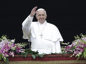 Papa Francisco abençoa multidão na praça São Pedro, no Vaticano, após a missa de Páscoa neste domingo (5) (Foto: AP Photo/Andrew Medichini)