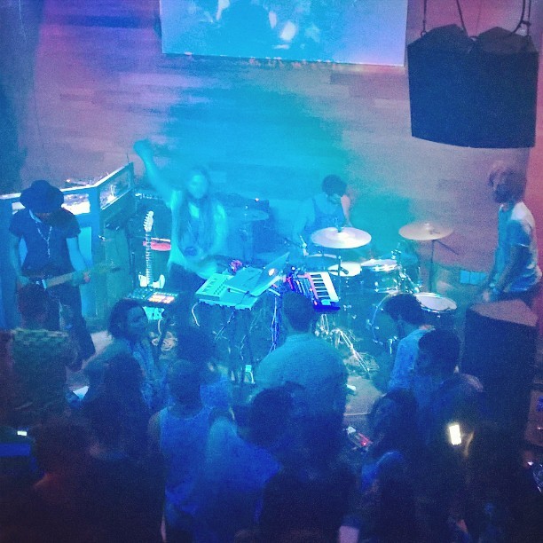 Banda Timothy Brownie em apresentação no Rio (Foto: Reprodução/Instagram)