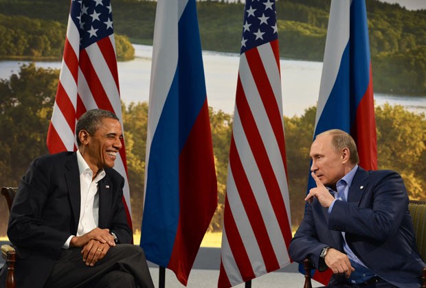 O presidente dos EUA, Barack Obama, e o presidente da Rússia, Vladimir Putin, durante encontro nesta segunda-feira (17) na Irlanda do Norte (Foto: AFP)