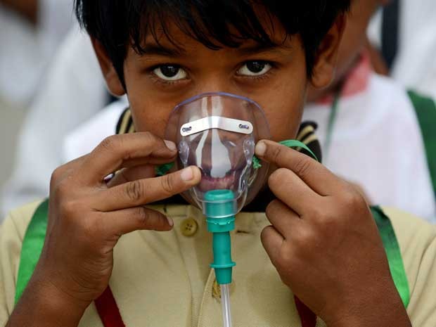 Criança com máscara contra a poluição em Nova Deli (Foto: AFP Photo)
