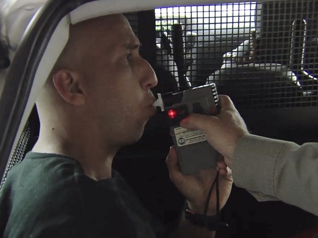 Motorista foi submetido ao teste do bafômetro, que constatou a embriaguez, em Goiânia (Foto: Reprodução/TV Anhanguera)