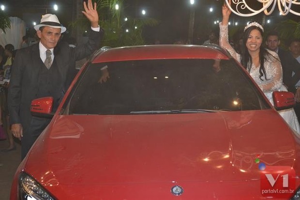 Roberto Cardoso e Stefhany Absoluta deixam o local em um carro de luxo, presente do noivo para a cantora (Foto: Divulgação/Sergio Alves Portal V1)