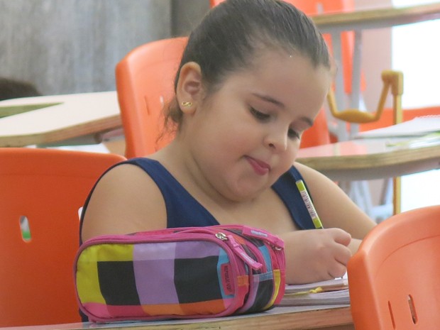 Fernanda durante uma aula na escola (Foto: Mariane Rossi/G1)