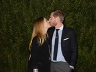 Grávida, Drew Barrymore troca beijos com o marido em lançamento de livro