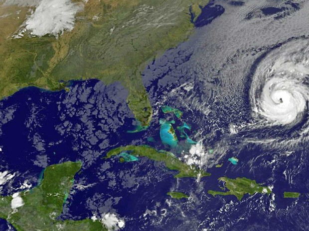 Imagem de satélite mostra o furacão Nicole perto de Bermudas (Foto: NOAA-Nasa / satélite GOES / via AFP Photo)