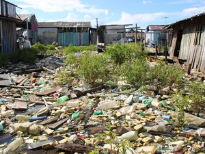 No bairro Presidente Vargas, cheia deixou lixo acumulado prximo das casas (Foto: Suelen Gonalves/ G1 AM)