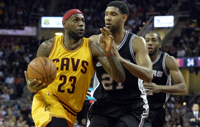 Cleveland Cavaliers x San Antonio Spurs LeBron James Tim Duncan (Foto: Reuters)