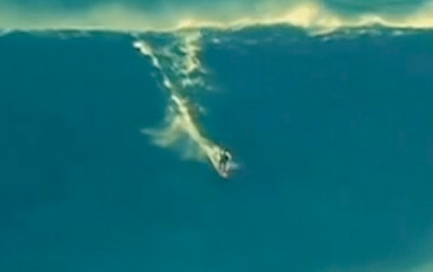 Onda surfada por McNamara é oficializada como maior do mundo (Foto: Reprodução SporTV)