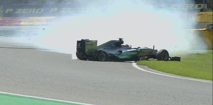 Pneu da Mercedes de Nico Rosberg estoura durante 2º treino livre para o GP da Bélgica (Foto: Reprodução)