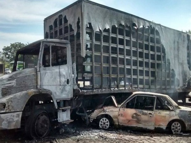 Carros pegaram fogo após colisão em Formiga (Foto: Polícia Militar Rodoviária/Divulgação) Carros pegaram fogo após colisão em Formiga (Foto: Polícia Militar Rodoviária/Divulgação)