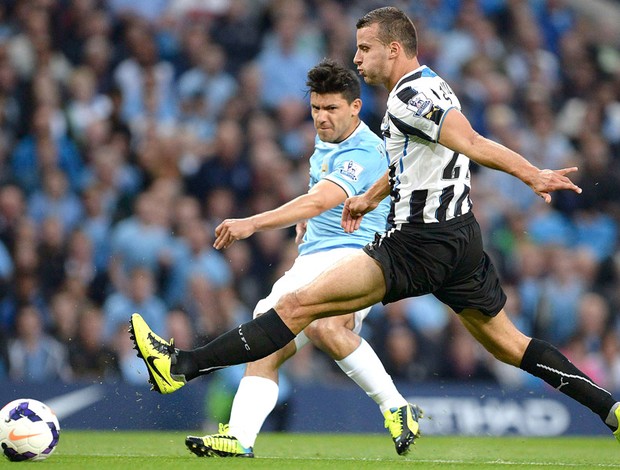 Aguero e Taylor Manchester City e Newcastle (Foto: Agência Reuters)