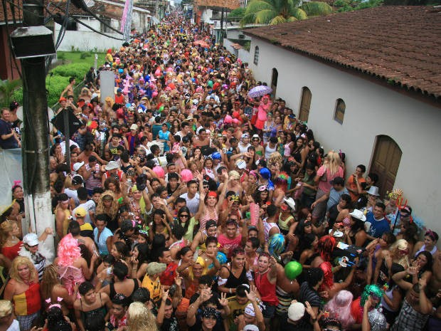 Ruas da cidade são tomadas pelos foliões (Foto: Igor Mota/Amazônia Jornal)