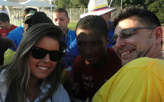 Ídolo equatoriano, Antonio Valencia posa para foto com fãs no CT em Viamão (Foto: Laion Espíndula/GloboEsporte.com)
