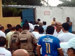 Para não ser agredido, deputado precisou ser escoltada por policiais militares para fora do estádio (Foto: Reprodução)
