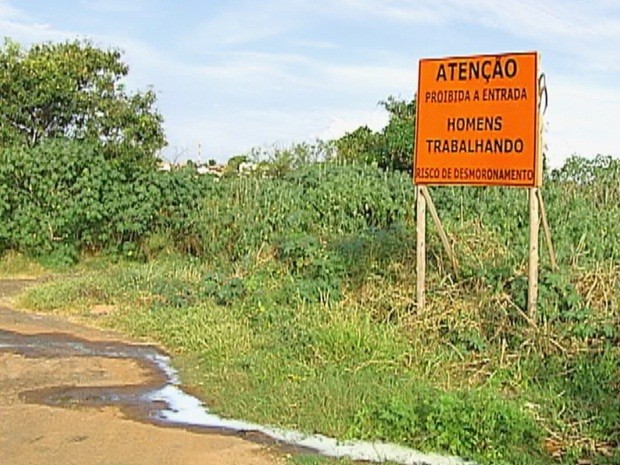 Local tem placa de 'homens trabalhando', mas não tem ninguém no local (Foto: Reprodução TV TEM) Local tem placa de 'homens trabalhando', mas não tem ninguém no local (Foto: Reprodução TV TEM)