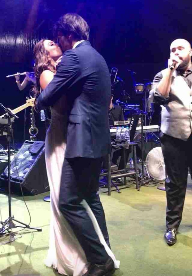 Noivos se beijam durante show de Tiago Abravanel (Foto: Reprodução/Instagram) Noivos se beijam durante show de Tiago Abravanel (Foto: Reprodução/Instagram)