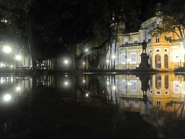 Temporal deixa zona central de Porto Alegre alagada (Foto: Bruno Alencastro / Agência RBS)