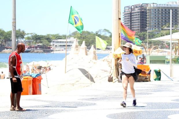 Fernanda Torres correndo na orla (Foto: André Freitas/AgNews)