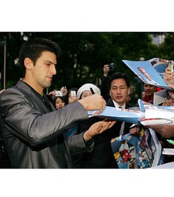 Djokovic, como sempre, atende pacientemente aos fãs. Desta vez em Xangai - Getty Image (Foto: Arquivo)