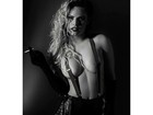 Natalia Casassola posa sexy tampando seios só com suspensórios