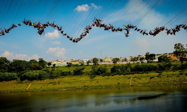 Salto de rope jumping em ponte em Hortolândia