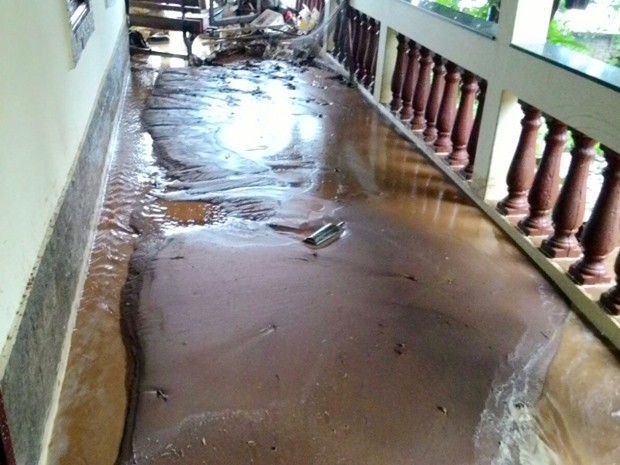 Lama de loteamento invadiu casas após chuva em Itamonte (Foto: Caísa Couto Carvalho / VC no G1)