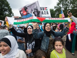 Manifestantes se reuniram em frente à Casa Branca, em Washington (EUA), para protestar a favor dos palestinos. (Foto: Brendan Smialowsk/France Presse)