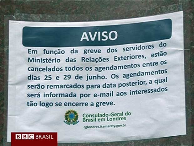 Aviso no Consulado-Geral do Brasil em Londres. (Foto: BBC)
