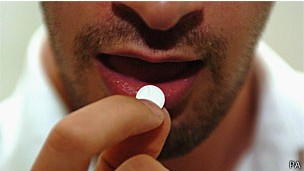 Para o NHS  preciso cautela ao receitar aspirinas (Foto: PA/BBC)
