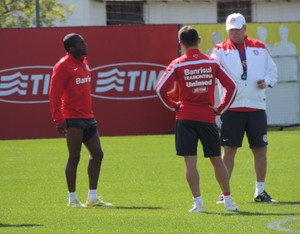 Abel conversa com Alex e Willians em treino do Inter (Foto: Tomás Hammes / GloboEsporte.com)