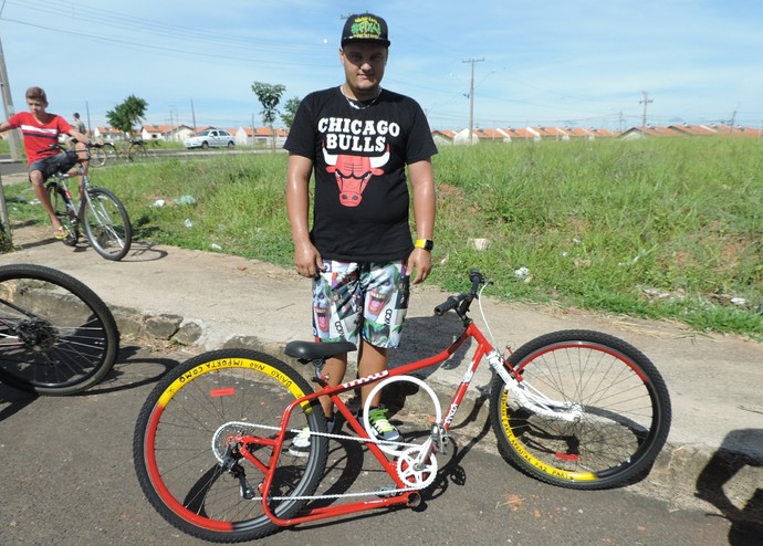 Com 20 reais, jovem fabrica bicicleta cheia de estilo (Foto: Kawanny Barros / GloboEsporte.com)