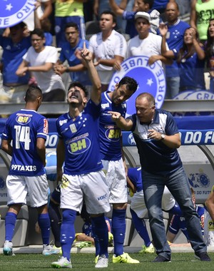Willian comemora gol contra o Figueirense (Foto: Douglas Magno)