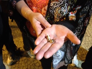 Manifestantes exibiam cápsulas de balas de armas letais, que teriam sido utilizadas pela PM (Foto: Henrique Coelho/G1)