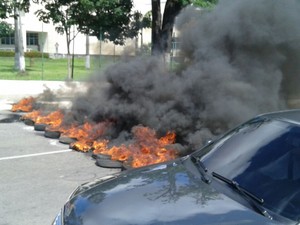 No protesto, alunos da Uece queimaram pneus e fecharam parte da avenida (Foto: Reprodução/TV Verdes Mares)