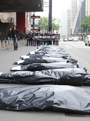 Ato na Av. Paulista com 19 sacos pretos lembra vítimas da chacina (Maecos Moraes/Brazil Photo Press/Estadão Conteúdo)