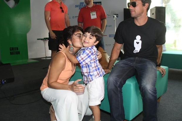 Juliana Paes ganha beijo do filho (Foto: Foto Rionews)