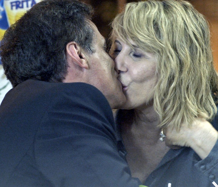 Nora e Régis se beijam (Foto: TV Globo)