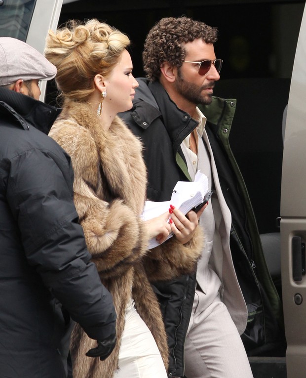 Jennifer Lawrence e Bradley Cooper nos bastidores de filmagem em Boston, nos Estados Unidos (Foto: Grosby Group/ Agência)