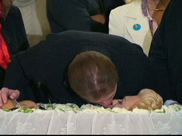 Silvio Santos dá um selinho em Hebe durante o velório da apresentadora, que morreu em casa na madrugada deste sábado (29) (Foto: Reprodução/TV Globo)