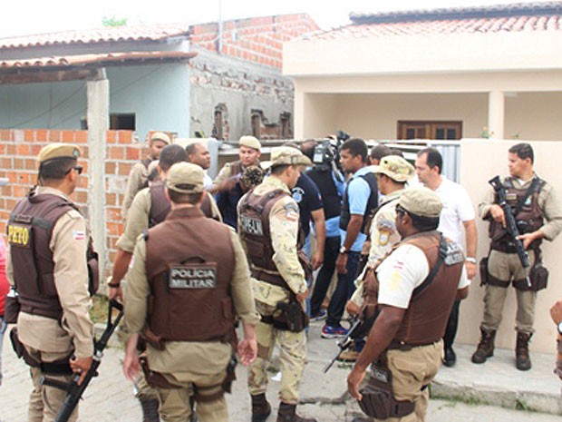 PM cerca casa onde filha e marido de gerente foram mantidos reféns (Foto: Raimundo Mascarenhas / Calila Noticias)