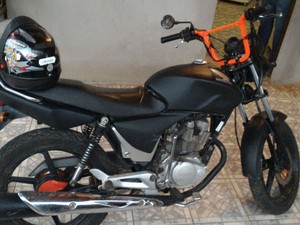 Moto teria sido usada no crime (Foto: Polícia Militar/Divulgação)