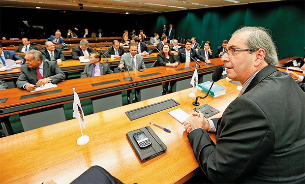 NA FRENTE O deputado Eduardo Cunha em reunião do PMDB. Seu partido aproveitou vacilo do governo para lançá-lo candidato à presidência  da Câmara (Foto: Pedro Ladeira/Folhapress)