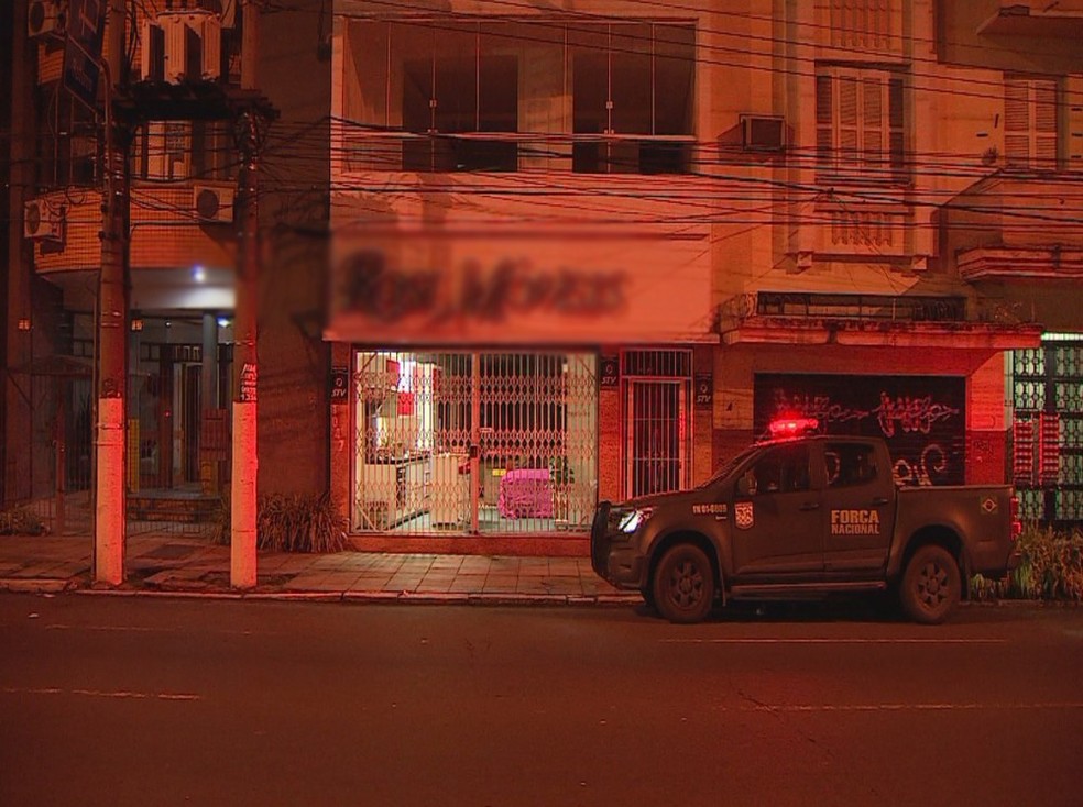 Corpo do jornalista foi encontrado em apartamento na Avenida João Pessoa (Foto: Reprodução/RBS TV)