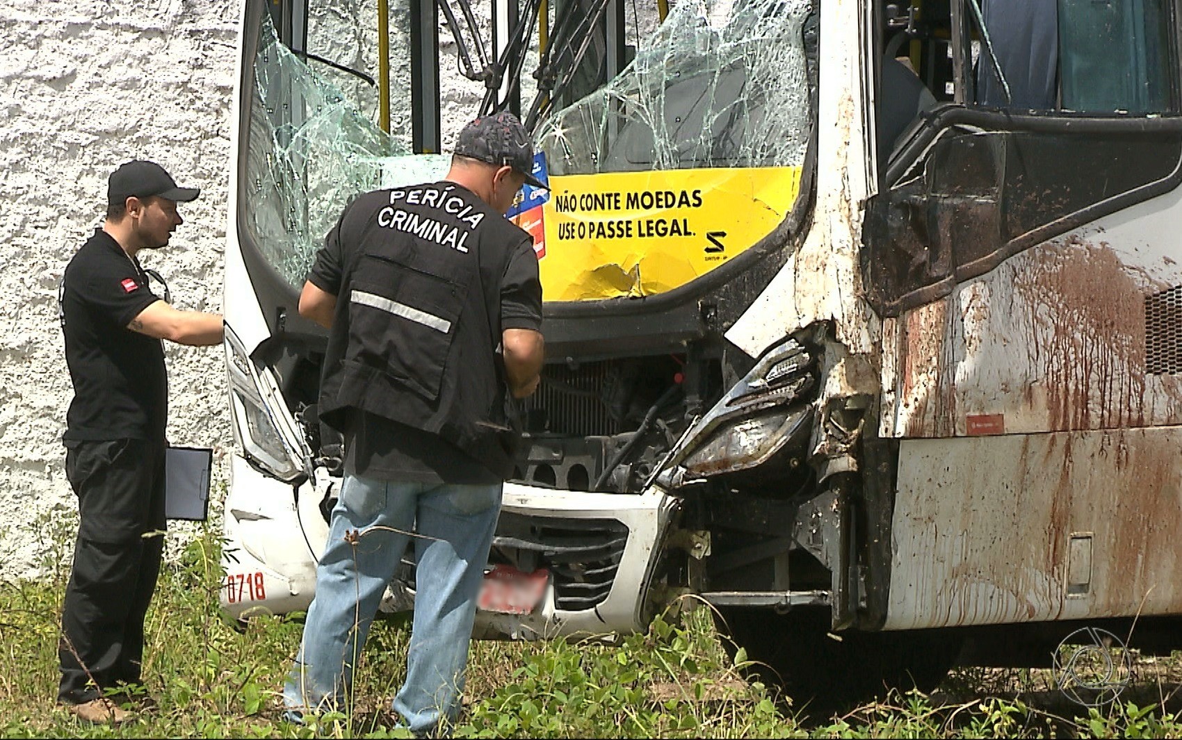Perícia em ônibus que se envolveu em acidente com três mortes foi realizada nesta terça-feira (13) em João Pessoa (Foto: Reprodução/ TV Cabo Branco)