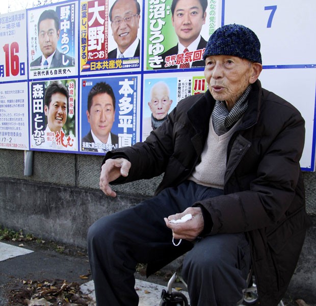 Kawashima é o mais velho candidato às eleições parlamentares do Japão nese domingo (16) (Foto: Ruairidh Villar/Reuters)