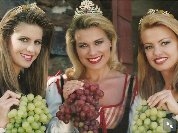 Henriette foi princesa da Festa da Uva ao lado da rainha Fabiana Bressanelli Koch e a outra princesa Vanessa Slaviero. (Foto: Reprodução/Facebook Henriette Vaccari)