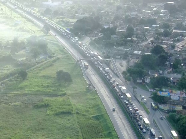 Congestionamento chegava a cinco quilmetros por volta das 7h. (Foto: Reproduo / TV Globo)